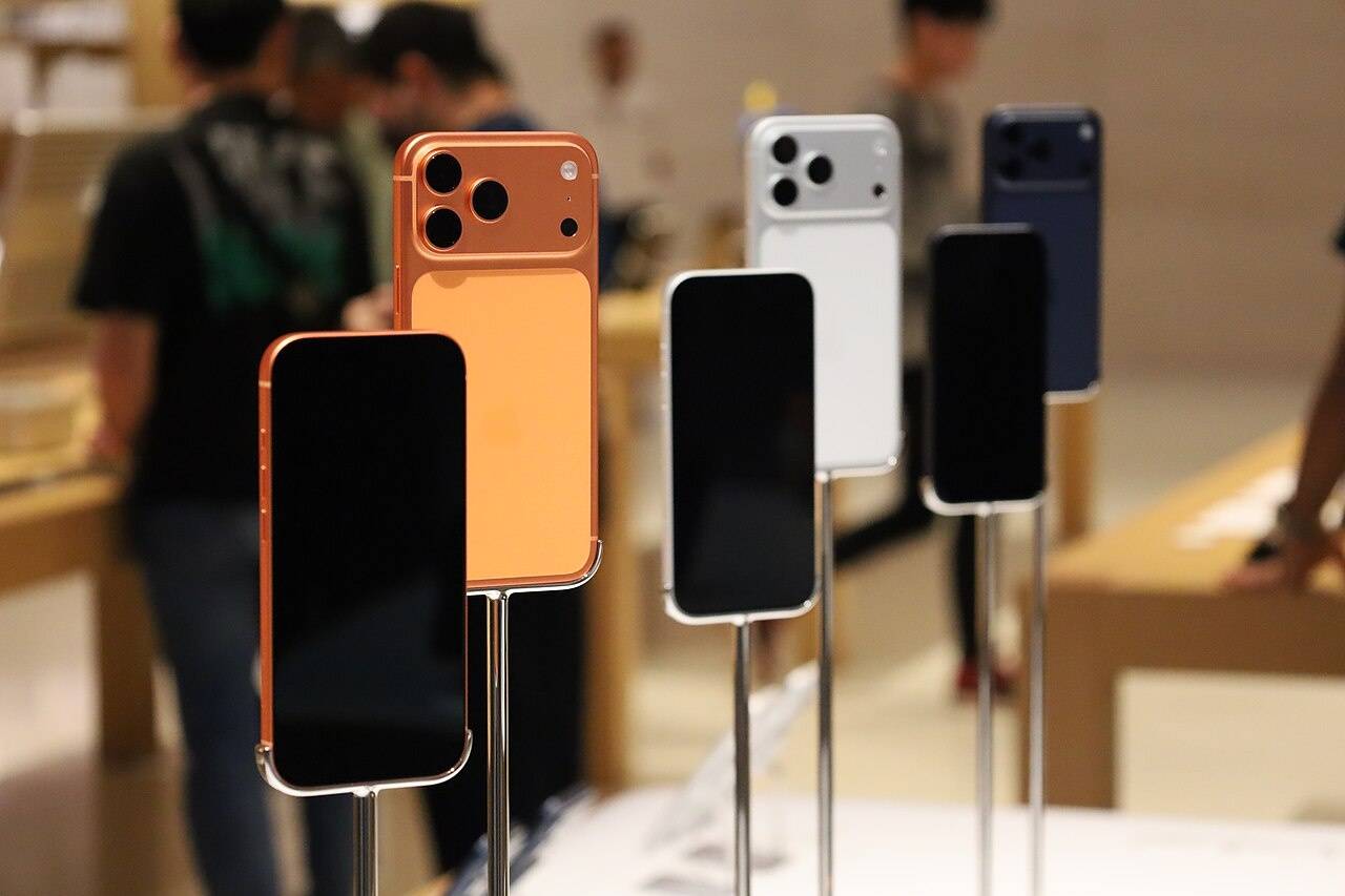 Apple iPhone 17 Pro Max camera and zoom